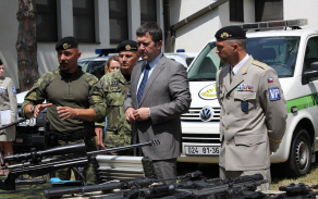 náčelník pohotovostního oddělení Velitelství Vojenské policie Tábor major Lubomír Štarha seznamuje předsedu Hamáčka s vybavením pohotovostního oddělení