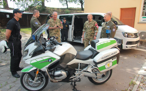 Maďarský velitel si prohlíží motocykl české Vojenské policie