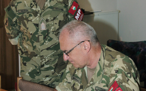 Brigádní generál Mergancz se zapisuje do Kroniky 