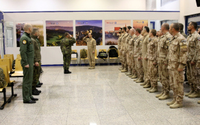 nástup po příletu z Iráku, velitel 4.LPT major Jan Přibyl podává hlášení plukovníku gšt. Petru Vohralíkovi