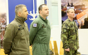 vojáky a vojenské policisty přivítali brigádní generál Pavel Kříž, plukovník gšt. Petr Tománek a plukovník gšt. Petr Vohralík (zleva)