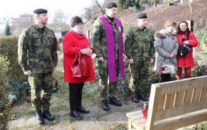 Vojenští policisté s rodinou u hrobu Jiřího Schamse
