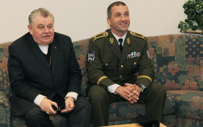 Dominik kardinál Duka s náčelníkem Vojenské policie brigádním generálem Pavlem Křížem
