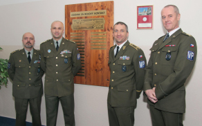 podplukovník Michal Čerňanský, kapitán Marek Rittich, brigádní generál Pavel Kříž, plukovník Antonín Vavrda (zleva)