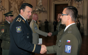 policejní prezident PČR generálmajor Tomáš Tuhý a náčelník oddělení přípravy a výcviku podplukovník Libor Daněk blahopřejí novým vojenským policistům