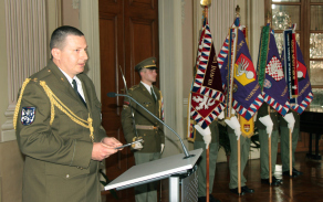 kaplan Vojenské policie major David Tomčík vyzval přítomné, aby uctili minutou ticha památku všech padlých vojenských policistů i vojáků AČR