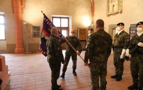 Plukovník Bis odevzdává do rukou ZNVP bojový prapor