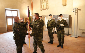 Plukovník Huták přebírá z rukou ZNVP bojový prapor