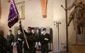 Plukovník Huták s bojovým praporem Velitelství Vojenské policie Tábor