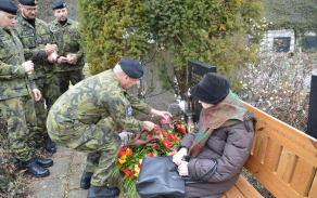 Náčelník Vojenské policie pokládá smuteční květinu