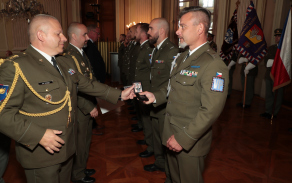 Náčelník Vojenské policie předává průkaz VP absolventům Odborného základního kurzu Vojenské policie