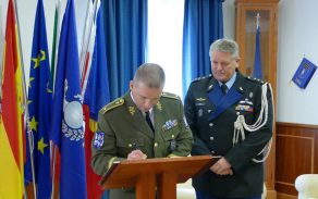 náčelník VP ČR při zápisu do kroniky Eurogendfor