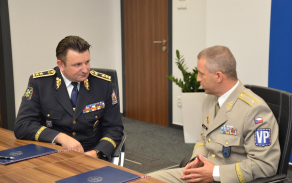Náčelník VP a policejní prezident během rozhovoru