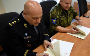 Náčelník Vojenské policie a generální ředitel Vězeňské služby ČR při podpisu dohody