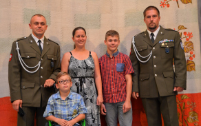 Piskačovi s patronem sbírky praporčíkem Jakubem Skřivánkem (vpravo)