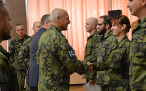Plukovník Murček předává průkazy vojenského policisty