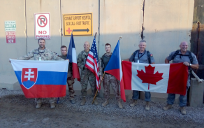 Společné foto po dokončení pochodu (zleva příslušník slovenské VP, příslušník francouzské armády, příslušník americké armády, příslušník 5. VJVP)