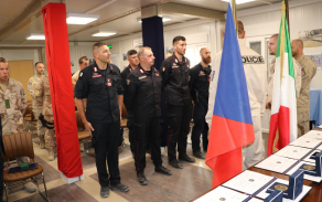 v průběhu návštěvy bylo oceněno několik policistů