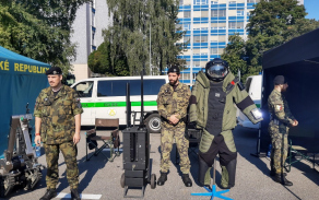 Vojenští policisté a ochranný pyrotechnický oděv