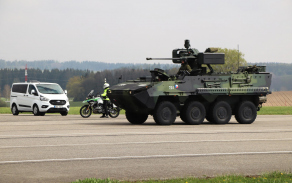 Zabezpečení vedlejší komunikace vojenským policistou na motocyklu