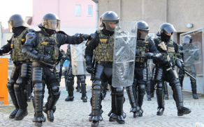vojenští policisté v protiúderových prostředcích